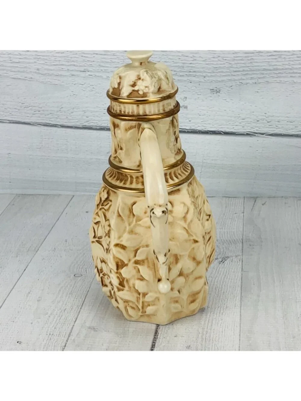 Jim Beam Kentucky Bourbon Whiskey Handcrafted Embossed Lidded Bottle Decanter